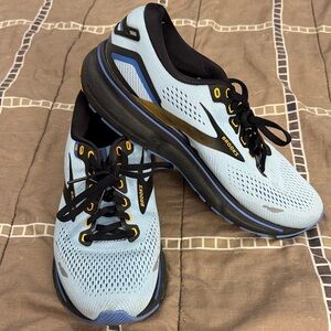 Brooks Ghost 15 Athletic Shoes in Light Blue and Black